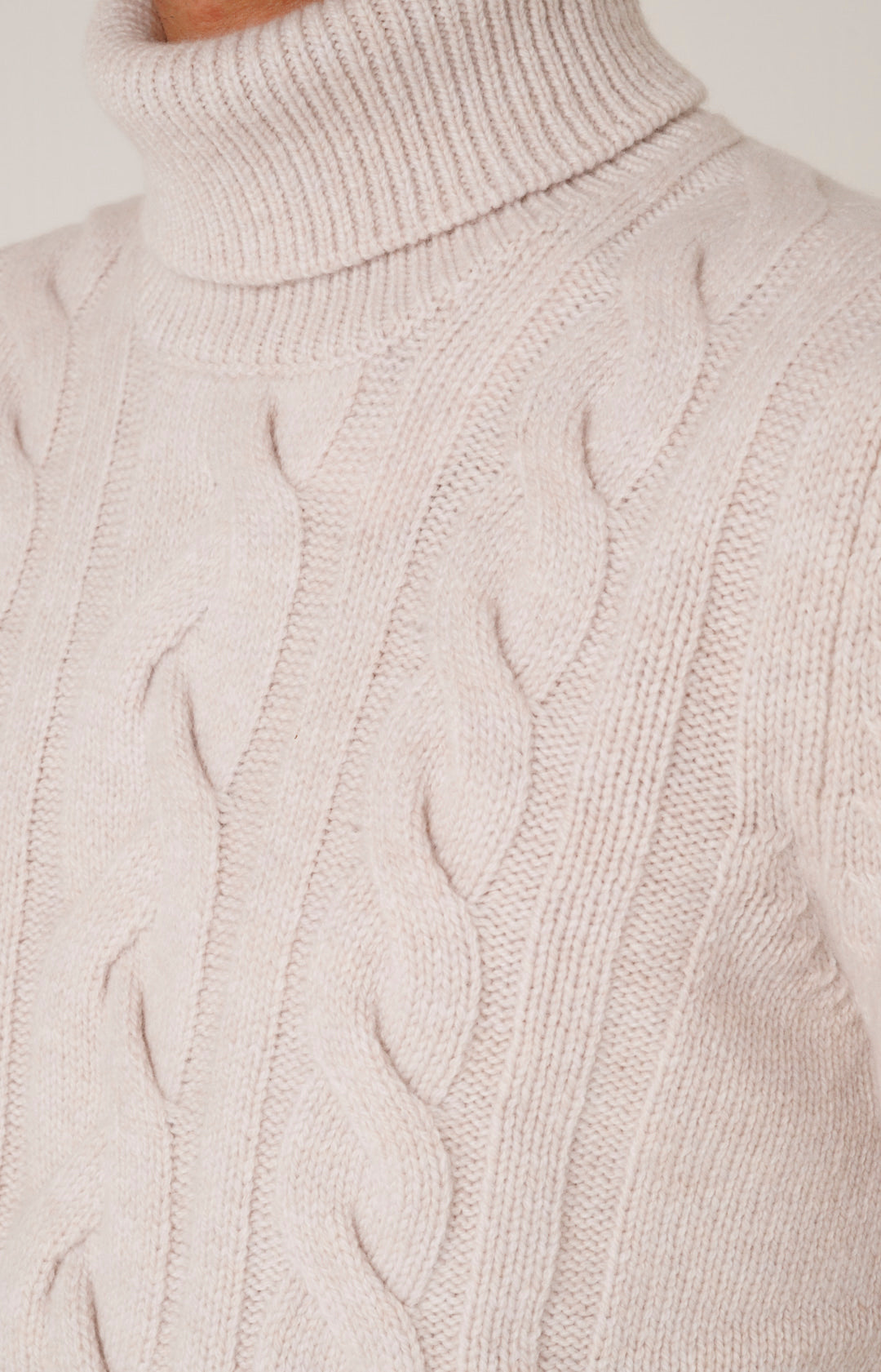 Dolcevita in lana a trecce