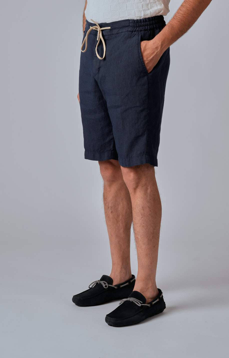 “Leisure fit” linen Bermuda shorts