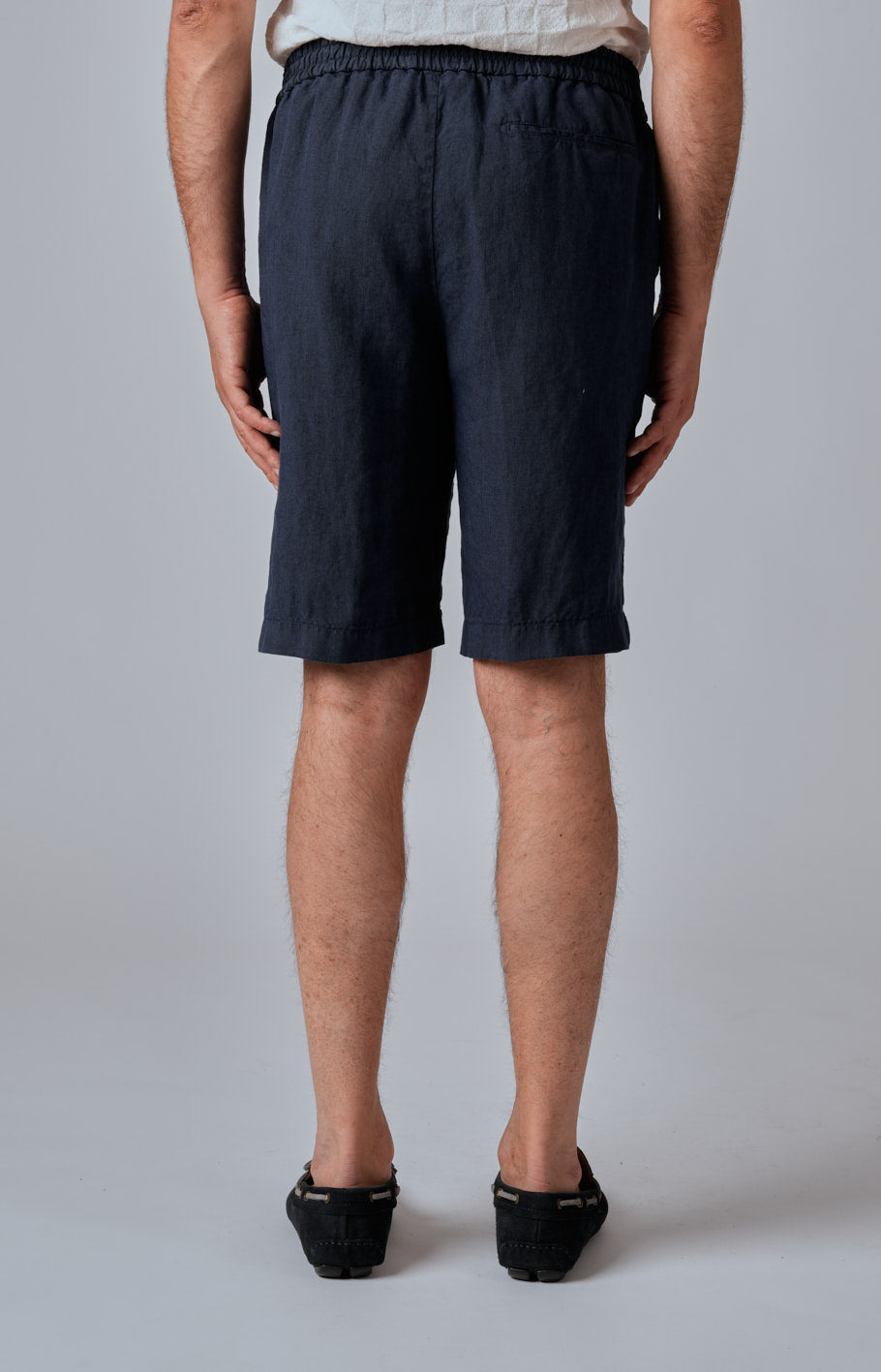 “Leisure fit” linen Bermuda shorts