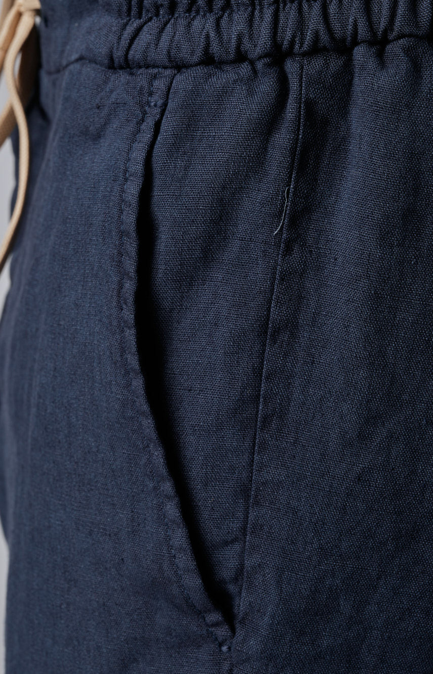 “Leisure fit” linen Bermuda shorts