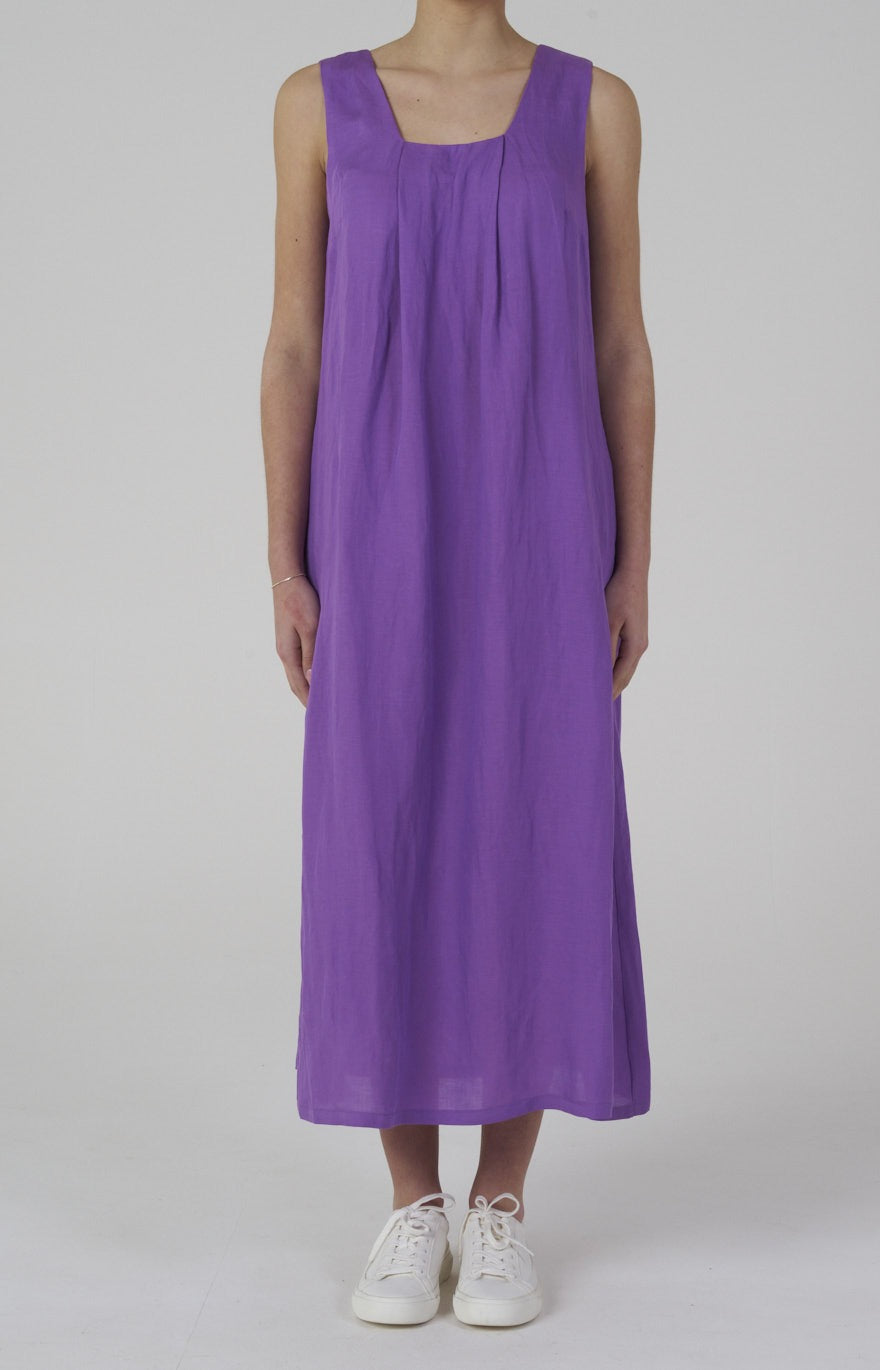 Long sleeveless dress