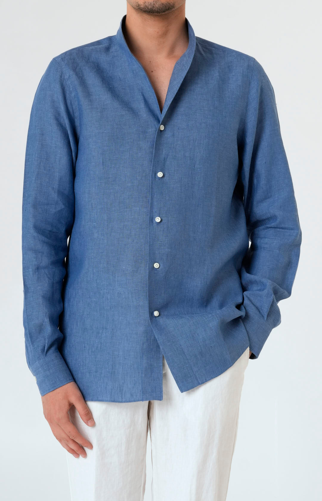 Camicia in puro lino con collo tulipano