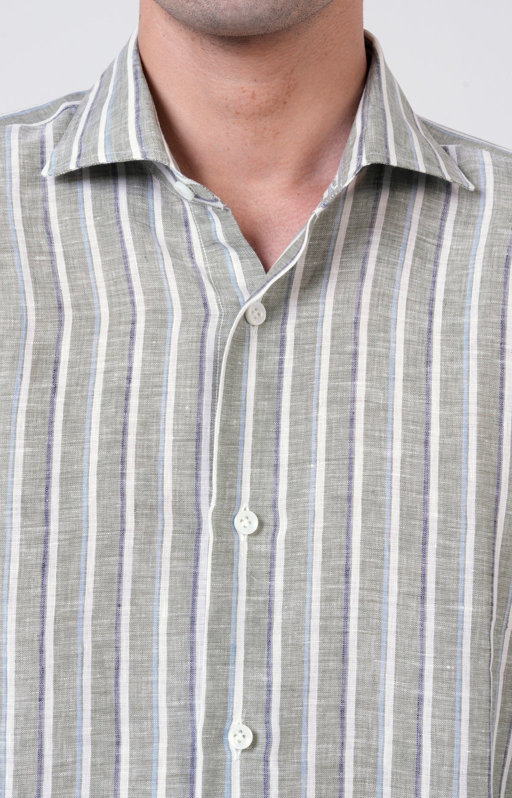 Camicia in lino rigato con collo francese