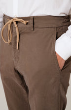 "Leisure Fit" trousers in stretch gabardine