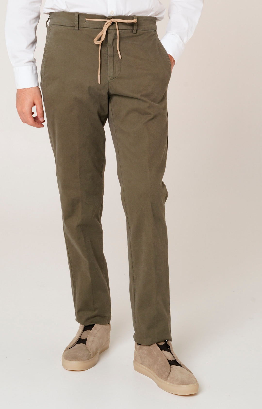 "Leisure Fit" trousers in stretch gabardine