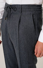 Pantalone "Leisure Fit" in flanella con pinces