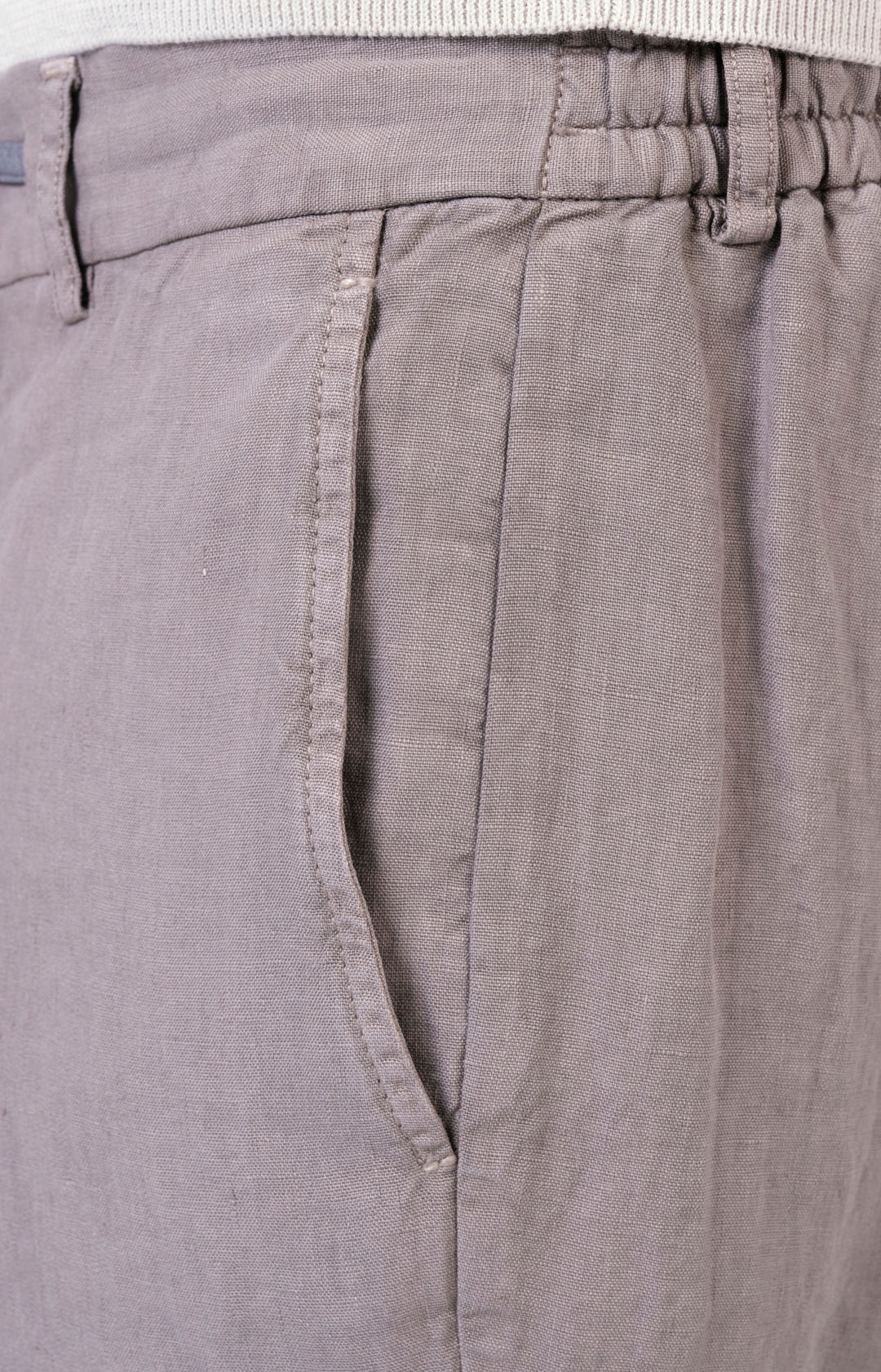 “Leisure Fit” linen trousers