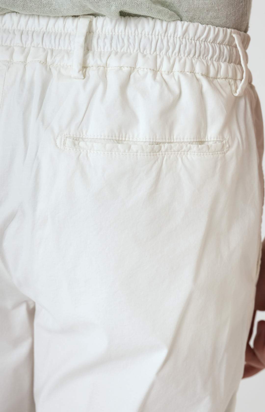 Pantalone "Leisure Fit" in cotone stretch ultra-light