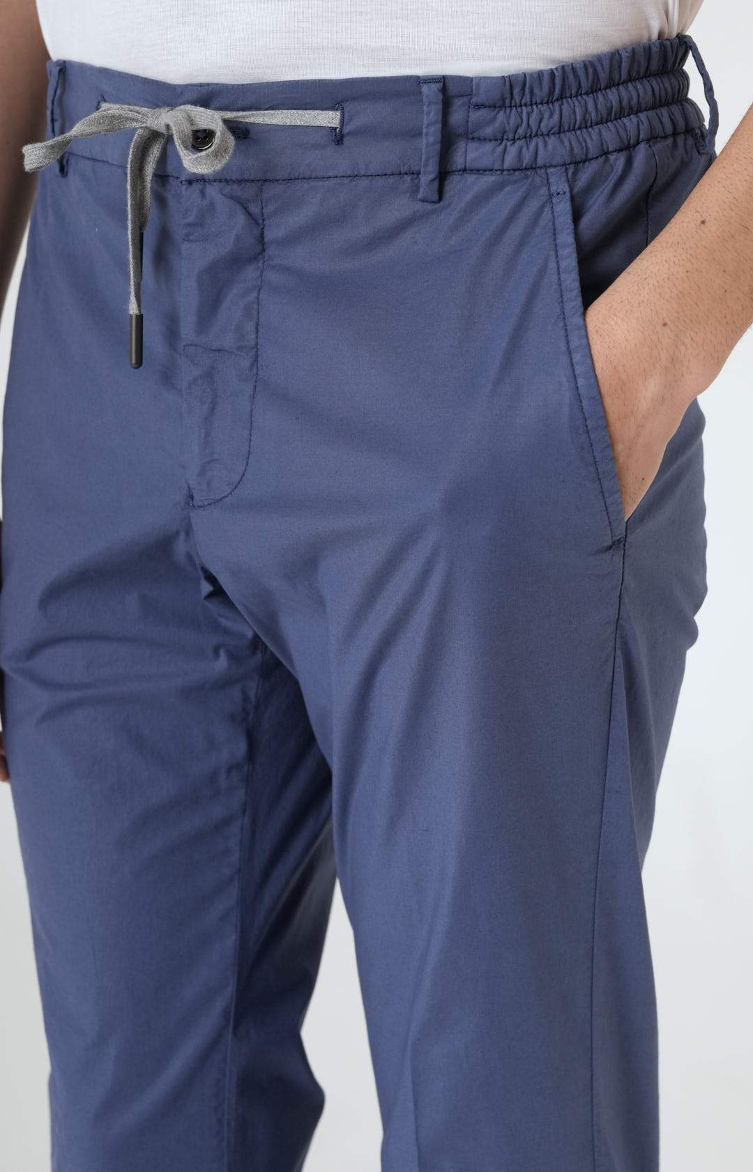 Pantalone "Leisure Fit" in cotone stretch ultra-light