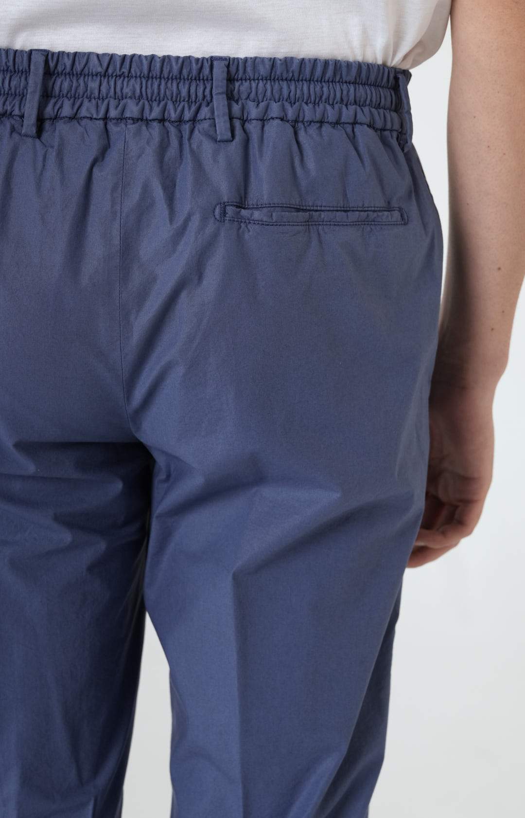 "Leisure Fit" trousers in ultra-light stretch cotton