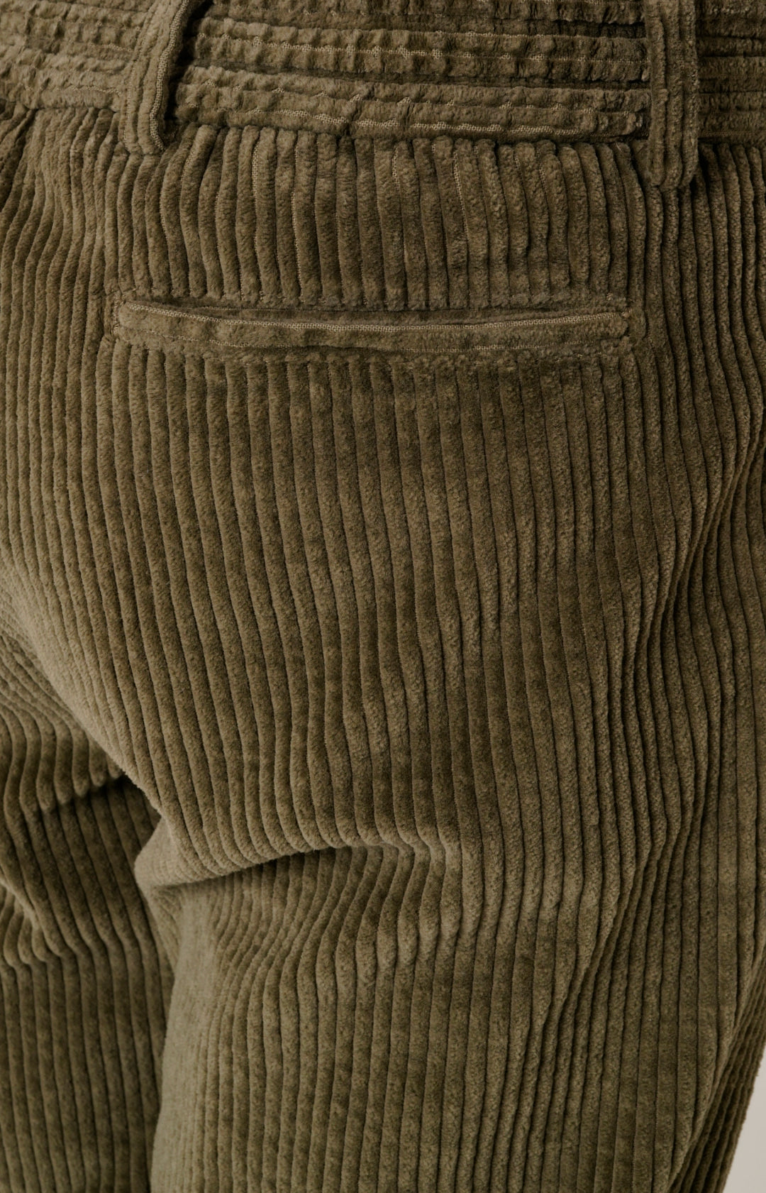 "Leisure Fit" trousers in stretch velvet