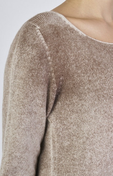 Boat neckline in délavé cashmere