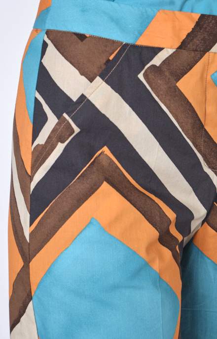 Pantalone gamba larga con fantasia geometrica