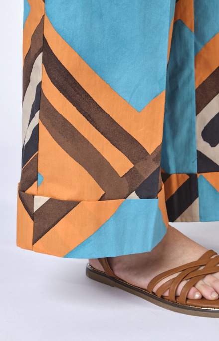 Pantalone gamba larga con fantasia geometrica