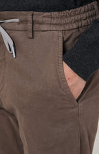 "Leisure Fit" trousers in stretch gabardine