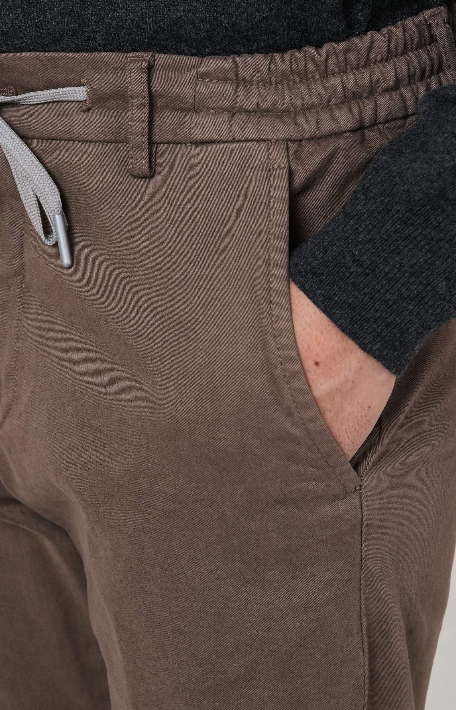 "Leisure Fit" trousers in stretch gabardine