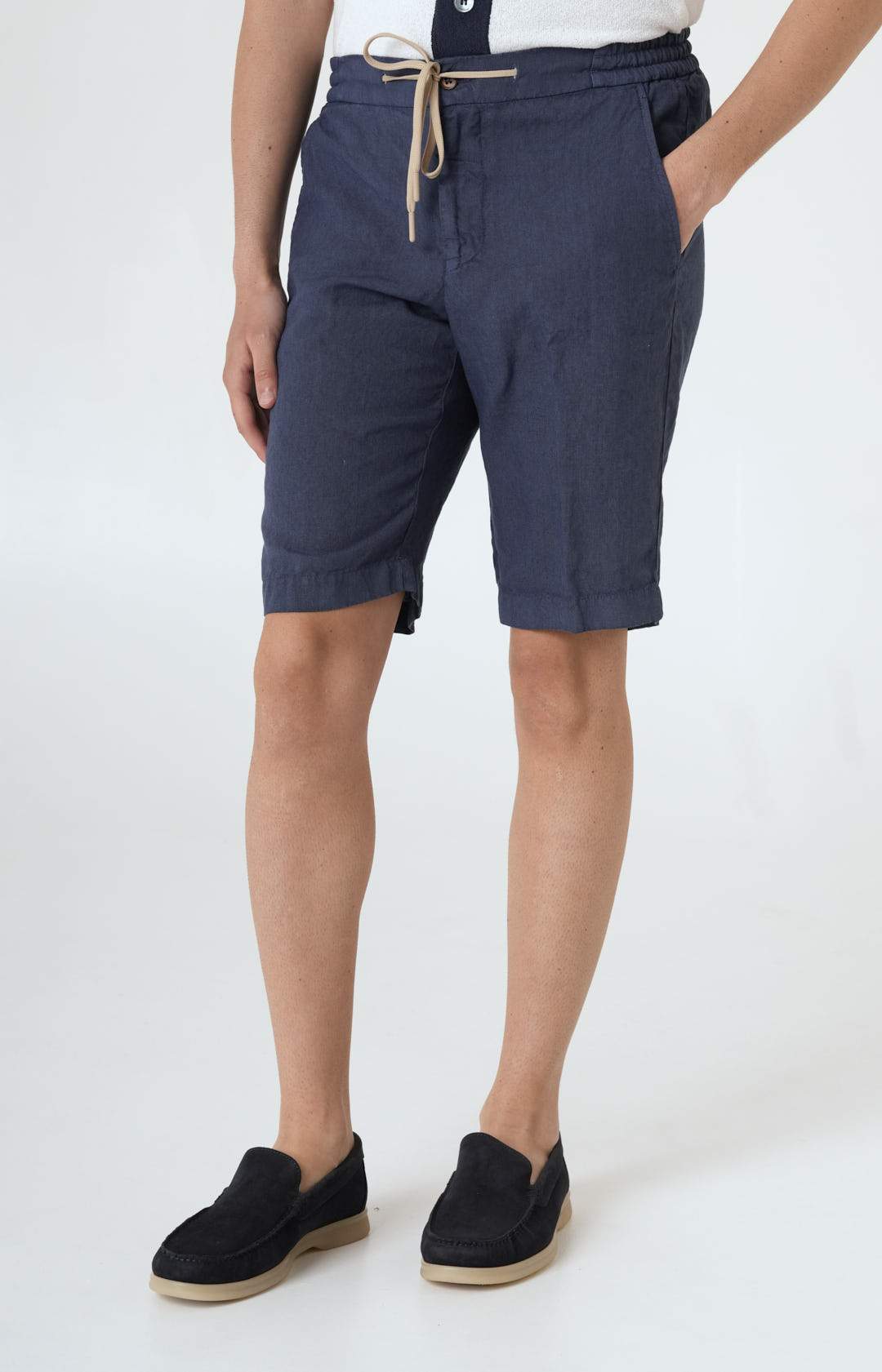 “Leisure fit” linen Bermuda shorts