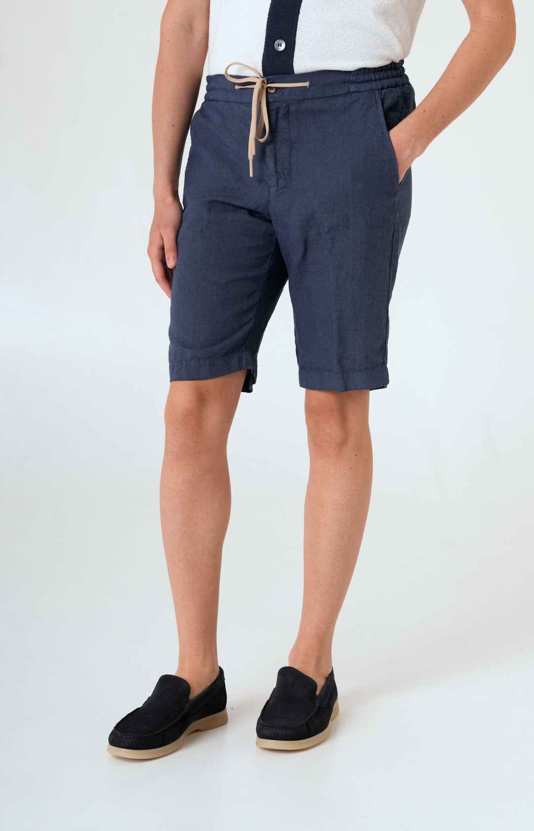 “Leisure fit” linen Bermuda shorts
