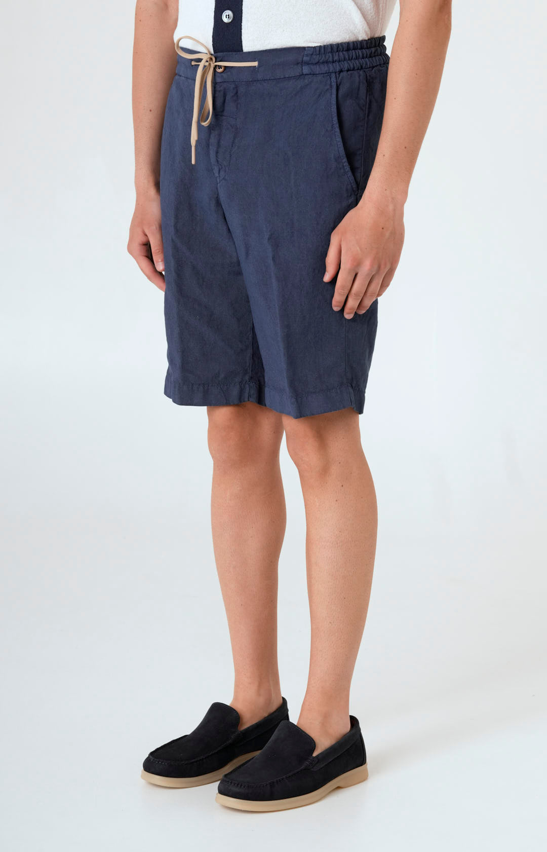 “Leisure fit” linen Bermuda shorts