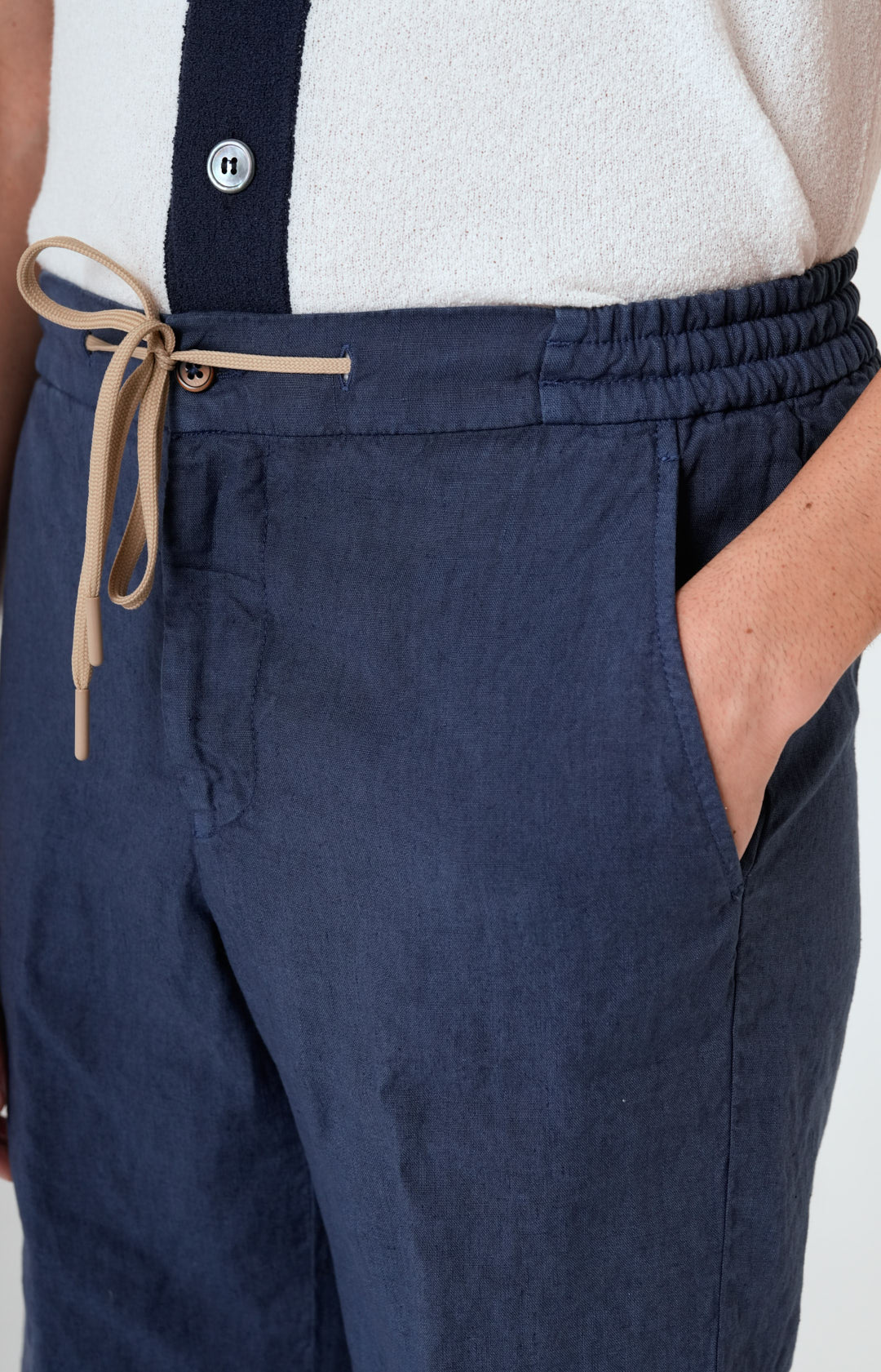 “Leisure fit” linen Bermuda shorts