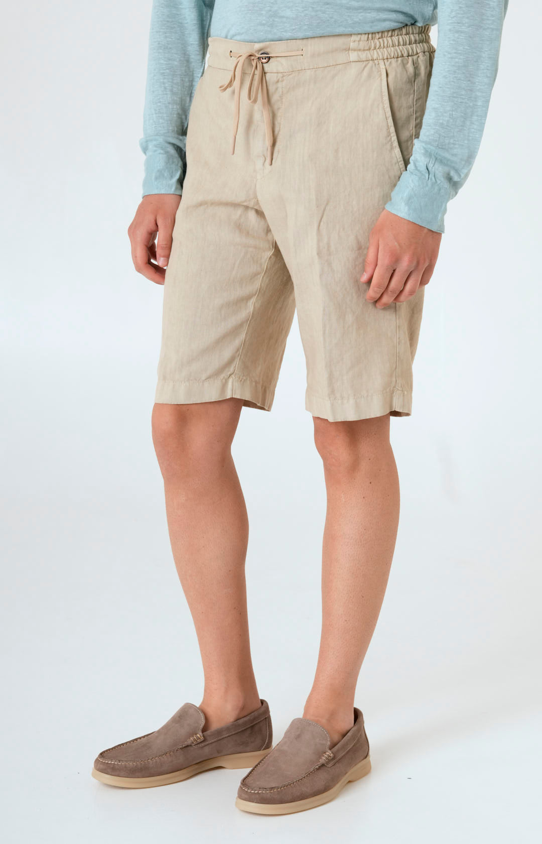 “Leisure fit” linen Bermuda shorts