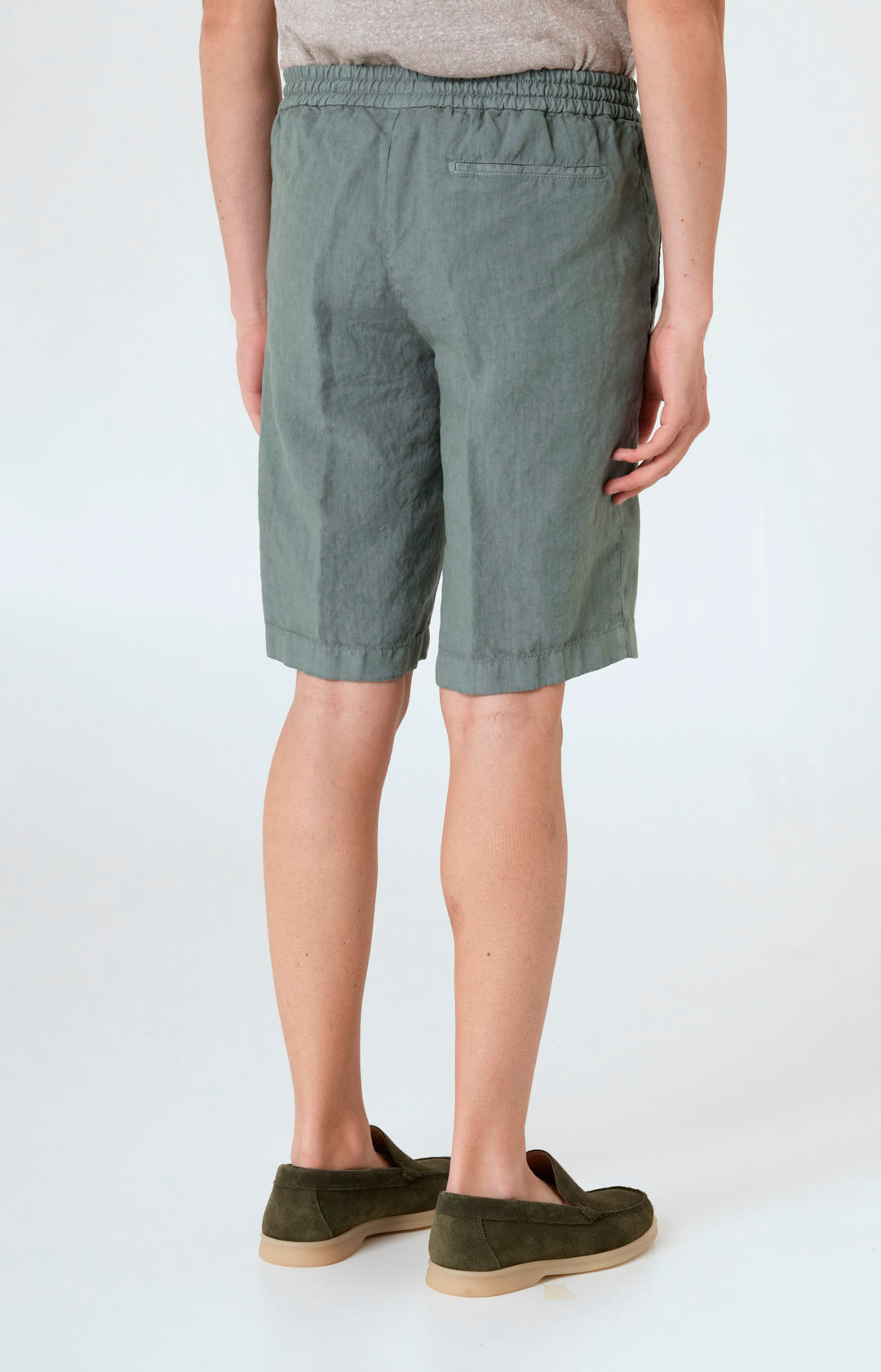 “Leisure fit” linen Bermuda shorts