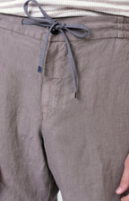 “Leisure fit” linen Bermuda shorts