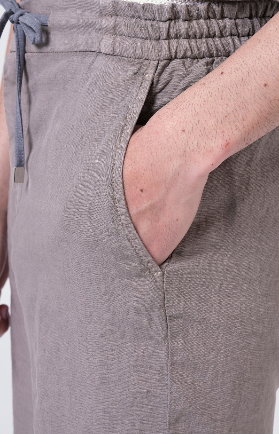 “Leisure fit” linen Bermuda shorts