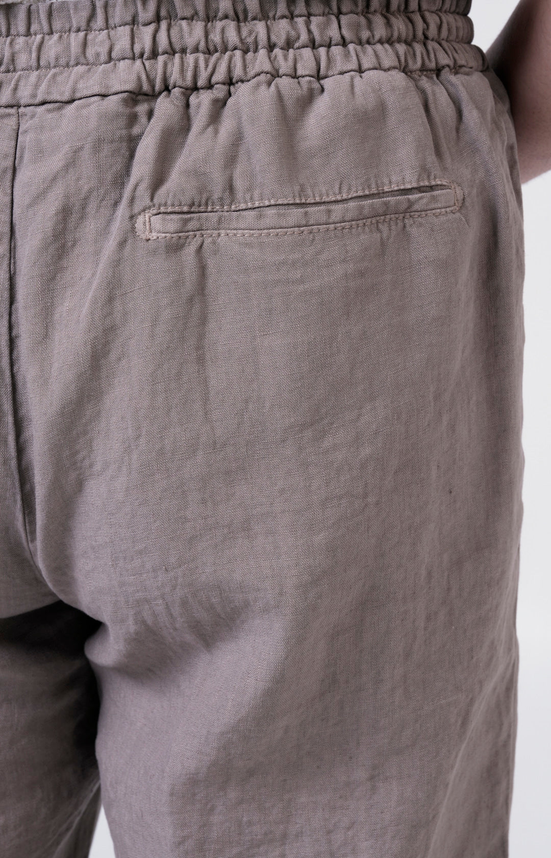 “Leisure fit” linen Bermuda shorts