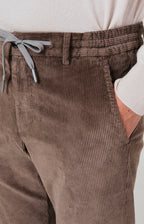 Pantalone "Leisure Fit" in velluto stretch