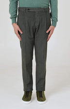 Pantalone con pince in fustagno spigato stretch