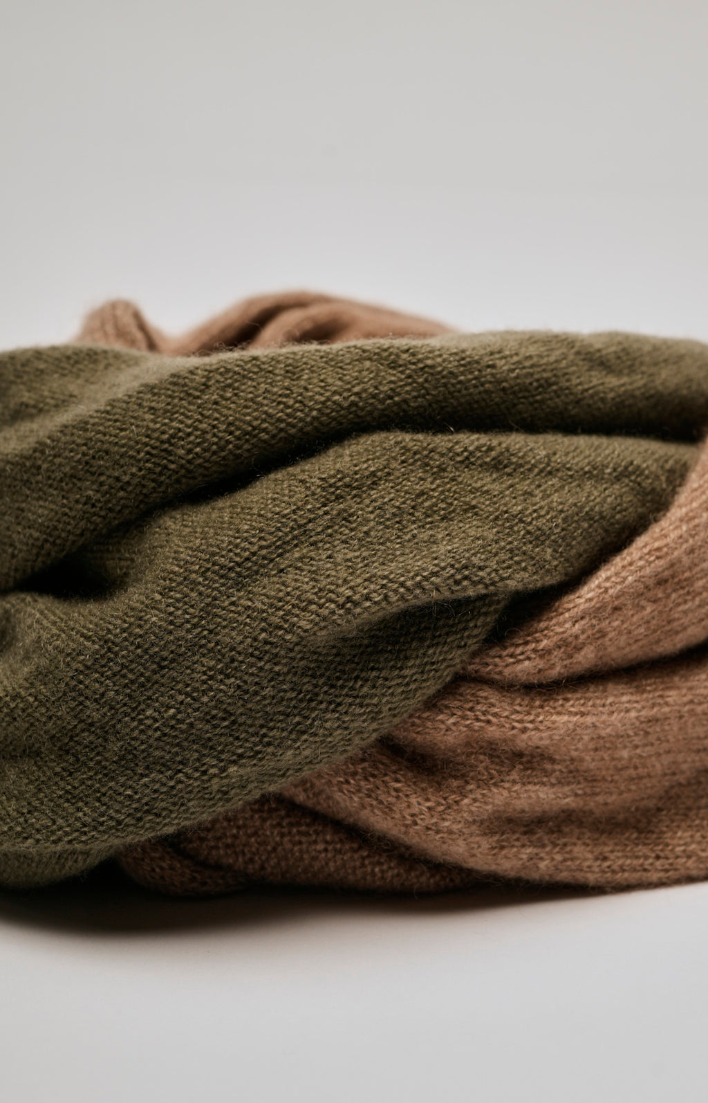 Two-tone cashmere neck warmer