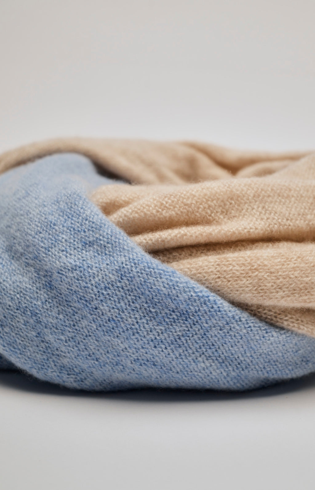 Two-tone cashmere neck warmer
