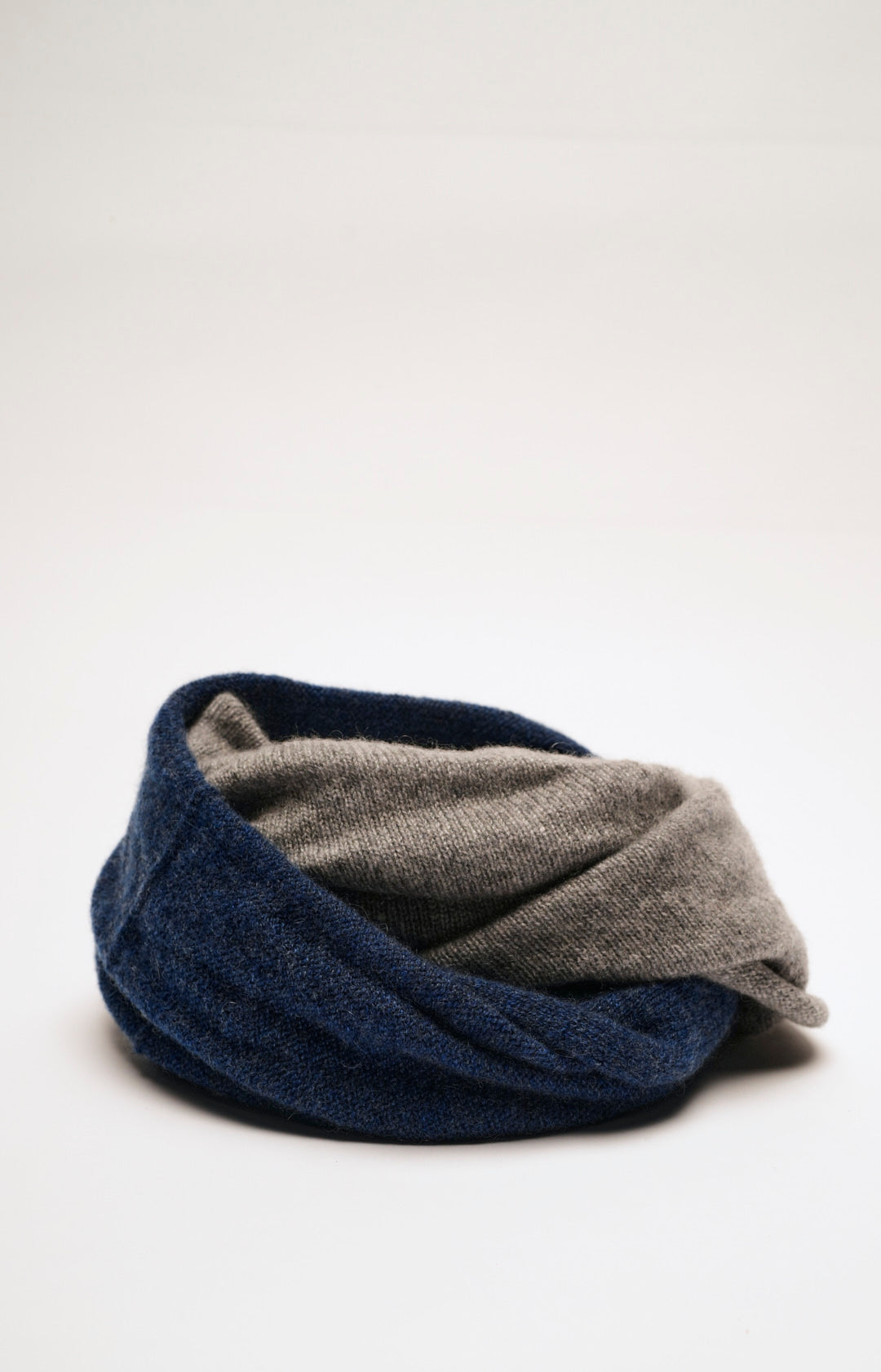 Two-tone cashmere neck warmer
