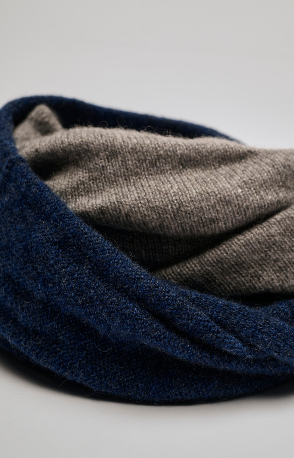 Two-tone cashmere neck warmer