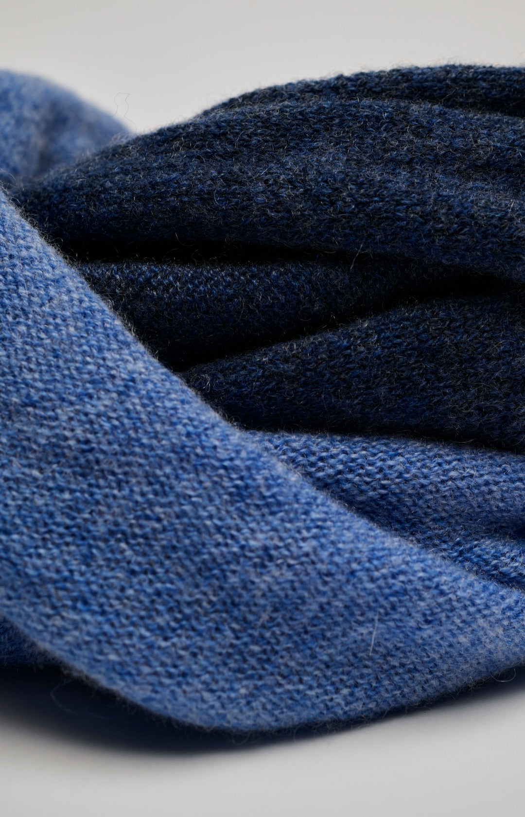 Two-tone cashmere neck warmer